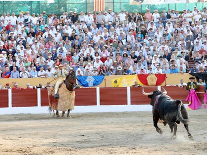 Uno de los toros de Dolores Aguirre arrancándose al caballo.