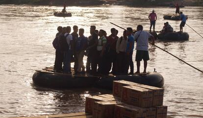Migrantes cruzan el río Suchiate desde Guatemala este lunes, en el estado de Chiapas (México).