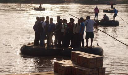 Migrantes cruzan el río Suchiate desde Guatemala este lunes, en el estado de Chiapas (México). 