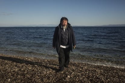 Ai Weiwei pasea el 1 de enero por una playa en la isla de Lesbos.
