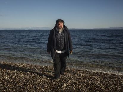 Ai Weiwei pasea el 1 de enero por una playa en la isla de Lesbos.