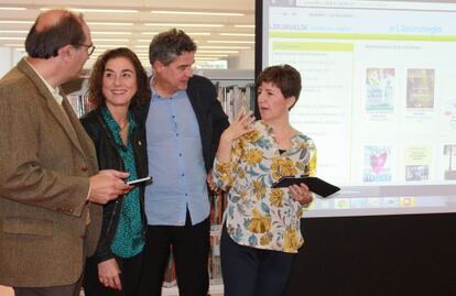 Cristina Uriarte, la segunda por la izquierda, junto a los miembros de su equipo en la presentación de la plataforma de préstamos de libros digitales. 