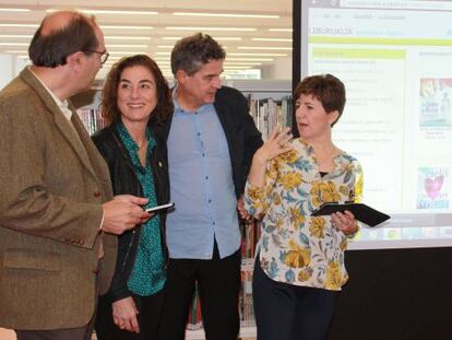 Cristina Uriarte, la segunda por la izquierda, junto a los miembros de su equipo en la presentación de la plataforma de préstamos de libros digitales. 