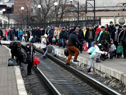 Cientos de personas intentan abandonar Ucrania desde la estación central de Lviv.