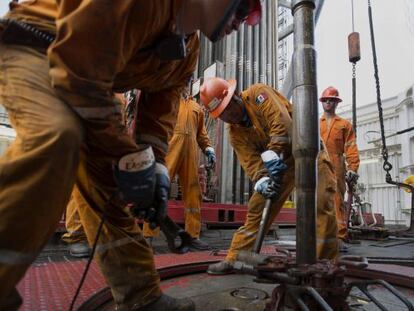 Trabajadores de Pemex en una de las plataformas petroleras.
