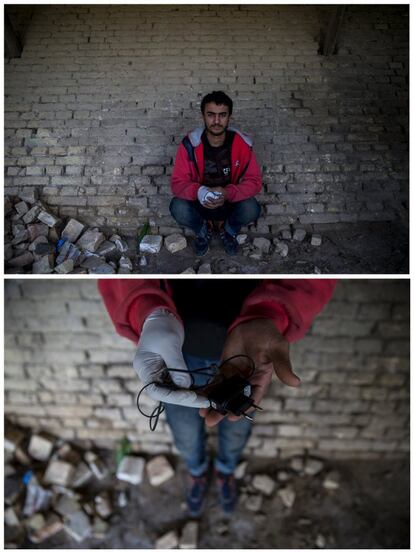 El afgano Rafiullah, 18 años, muestra su cargador del teléfono móvil cerca de la frontera con Hungría en la ciudad de Subotica, Serbia. Rafiullah, que era el encargado de una tienda de frutas en Afganistán, dice que quiere ir a Francia a pedir asilo. Para llegar a Serbia, viajó a través de Irán, Turquía y Bulgaria.