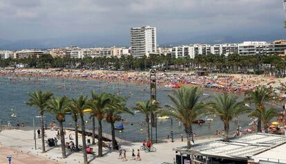 Una platja de Salou en ple estiu.