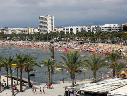 Una platja de Salou en ple estiu.