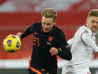 Frenkie de Jong disputa un balón con el polaco Jozwiak.