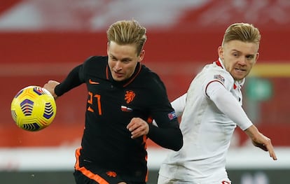 Frenkie de Jong disputa un balón con el polaco Jozwiak.