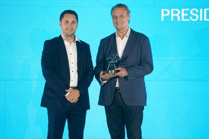 David Fernández Sanchidrián, director de El HuffPost, entrega el premio de los lectores a  Jesús Alonso, presidente de Ford España