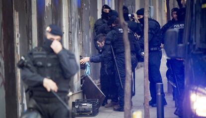 Los Mossos sacan al okupa que llevaba desde el domingo en el local