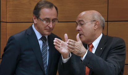 El consejero de Sanidad de Cataluña, Boi Ruiz (d), y el ministro de Sanidad.