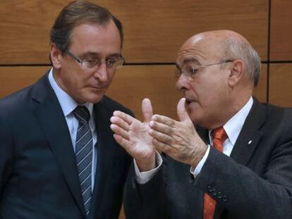 El consejero de Sanidad de Cataluña, Boi Ruiz (d), y el ministro de Sanidad.