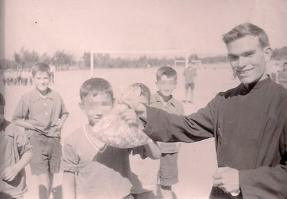 Agustín Molleda, junto al acusado José Francisco Dobón Lorente, en el hospicio San Cayetano de León, en los años sesenta.