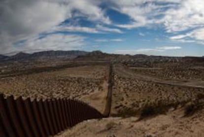 Vista general del muro fronterizo que divide al estado de Texas (EE UU) y Ciudad Juárez (México).