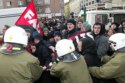 Policías alemanes se enfrentan a manifestantes ante una oficina de empleo de Berlín el pasado mes de enero.