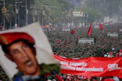 Miles de civiles armados participan en la celebración del Día de la Milicia en Caracas.