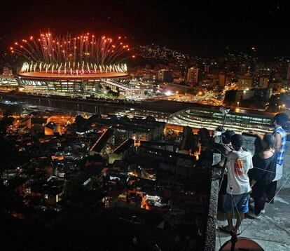 <span >La ceremonia inaugural de los Juegos Olímpicos Río 2016, vista desde la favela de Mangueira. Foto: Andrej Isakovic (@iandrej) / AFP.</span>