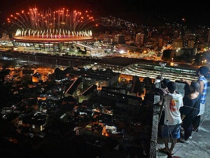 <span >La ceremonia inaugural de los Juegos Olímpicos Río 2016, vista desde la favela de Mangueira. Foto: Andrej Isakovic (@iandrej) / AFP.</span>
