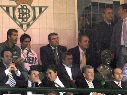 Del Nido, a la derecha, el pasado miércoles en el palco. Tras él, el busto de Lopera.