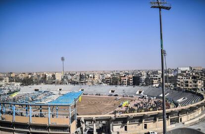 Las FSD han celebrado este jueves un acto en el estadio municipal de Raqa, la última zona arrebatada por sus milicianos a los yihadistas del ISIS. En la imagen, un grupo de personas celebra en el estadio de Raqa la liberación de la ciudad.