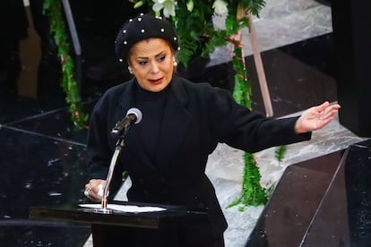 Alejandra Guzmán durante el discurso ofrecido en el homenaje de cuerpo presente de su madre.