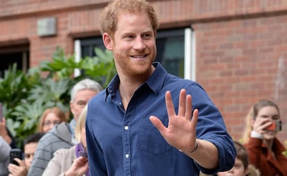 El príncipe Enrique de Inglaterra, en la estación de policía de Nottingham.