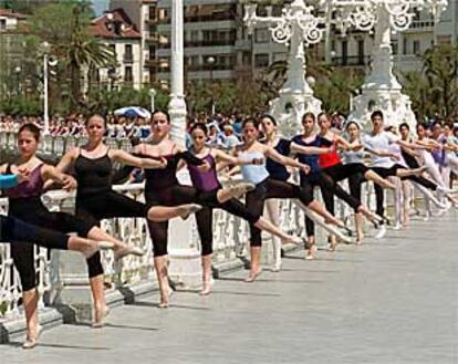 Varios grupos de bailarinas celebraron en la playa de la Concha el Día Mundial de la Danza.