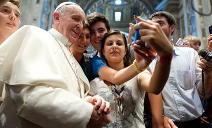 El Papa posa con unos j&oacute;venes para una foto en la bas&iacute;lica de San Pedro.