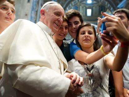 El Papa posa con unos j&oacute;venes para una foto en la bas&iacute;lica de San Pedro.