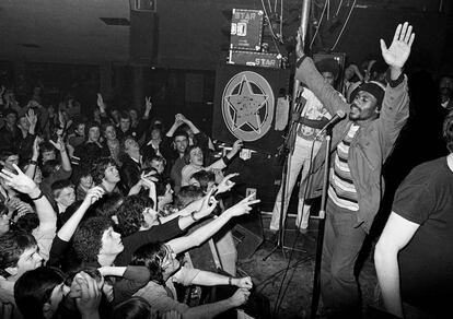 La banda británica de 'reggae' Misty in Roots, durante un concierto celebrado en 1979.