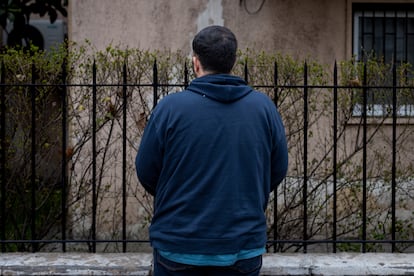 R.R, ciudadano venezolano, en las cercanías de la Embajada de Venezuela, en Santiago, Chile, el 30 de Julio de 2024. 