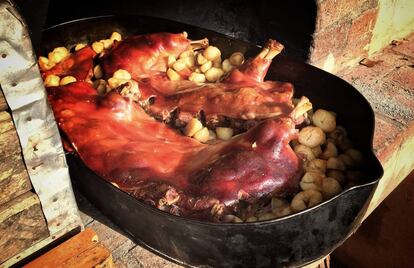 Porcella feta a un forn de llenya a punt de servir