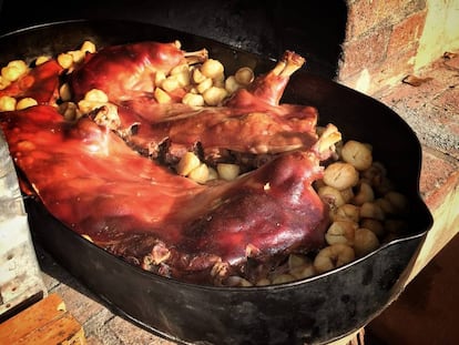 Porcella feta a un forn de llenya a punt de servir