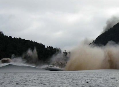 El derrumbe de rocas y tierra provocado por el terremoto, generó un movimiento de masas de agua que llegó hasta la costa, de manera similar a la de un tsunami. El fotógrafo captó desde un lateral la avalancha sobre el agua