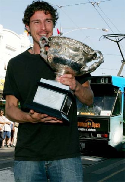 Marat Safin, en Melbourne, con su trofeo.