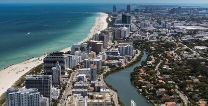 Vista aérea de edificios hoteleros y de oficinas de South Beach en Miami (EE UU).
