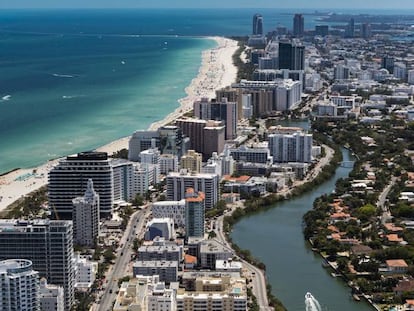 Vista aérea de edificios hoteleros y de oficinas de South Beach en Miami (EE UU).