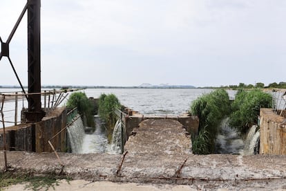 Embalse que aporta agua al canal Siverski-Donets, Ucrania.
