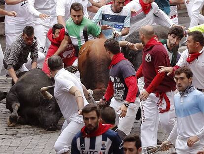 Toros de la ganadería de Núñez del Cuvillo durante el séptimo encierro de los Sanfermines 2016.