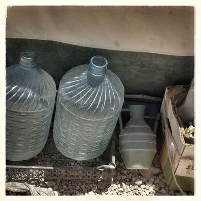 En su álbum 'Agua', Jana incluye esta imagen que ha llamado 'Botellas de agua vacías en la tierra del campamento'.