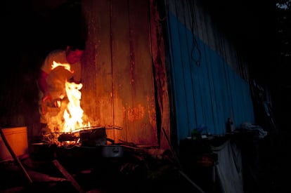 Rolando Mariano López cuenta, mientras aviva el fuego para preparar su cena, por qué es importante para él vivir en la casa tradicional que construyeron sus padres en Tiputini. 