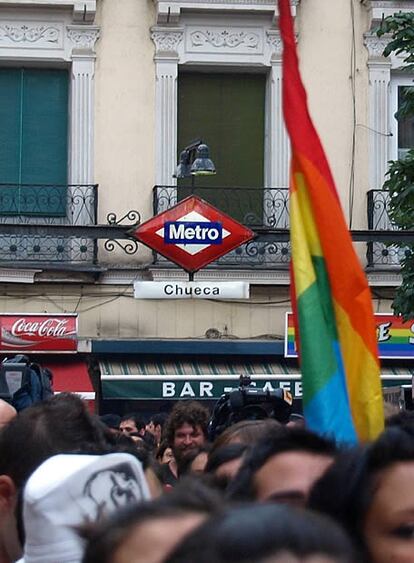 Miles de personas, en su mayoría jóvenes, han abarrotado los alrededores del escenario ubicado en la madrileña Plaza de Chueca para asistir a la lectura del pregón, muchas de ellas con camisetas, banderas, abanicos y otros adornos con los colores del arco-iris, símbolo del orgullo gay y lésbico. El barrio bulle estos días con los preparativos