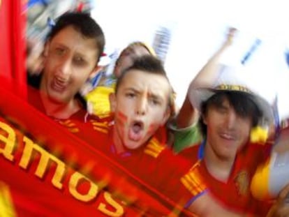 Los seguidores de la Roja disfrutan en la explanada del Bernabéu.