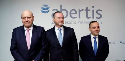 El nuevo director general de Abertis, José Aljaro (c), junto al director de Comunicación, Juan María Hernández Puértolas (i), y el jefe de Relación con Inversores, Steven Fernández