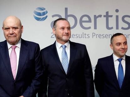 El nuevo director general de Abertis, José Aljaro (c), junto al director de Comunicación, Juan María Hernández Puértolas (i), y el jefe de Relación con Inversores, Steven Fernández