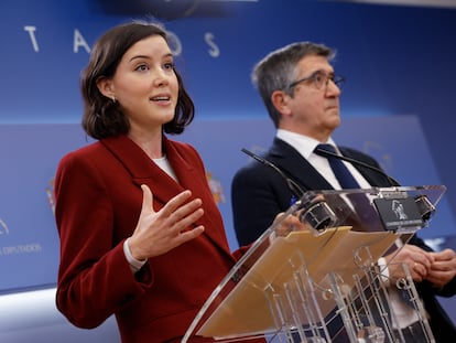 La secretaria de Igualdad del PSOE, Andrea Fernández, y el portavoz del Grupo Socialista en el Congreso, Patxi López, durante la rueda de prensa ofrecida este lunes en la Cámara baja.