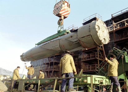 Trabajadores rusos descargan un misil de los restos del submarino nuclear 'Kursk', tras ser reflotado en el puerto de Roslyakovo en 2001.