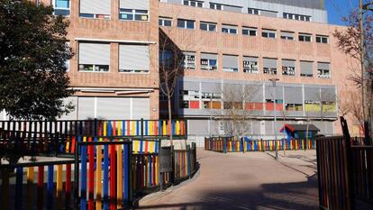 Edificio y patio de juegos del colegio, ahora cerrado, El Porvenir en la calle Bravo Murillo, en Madrid.